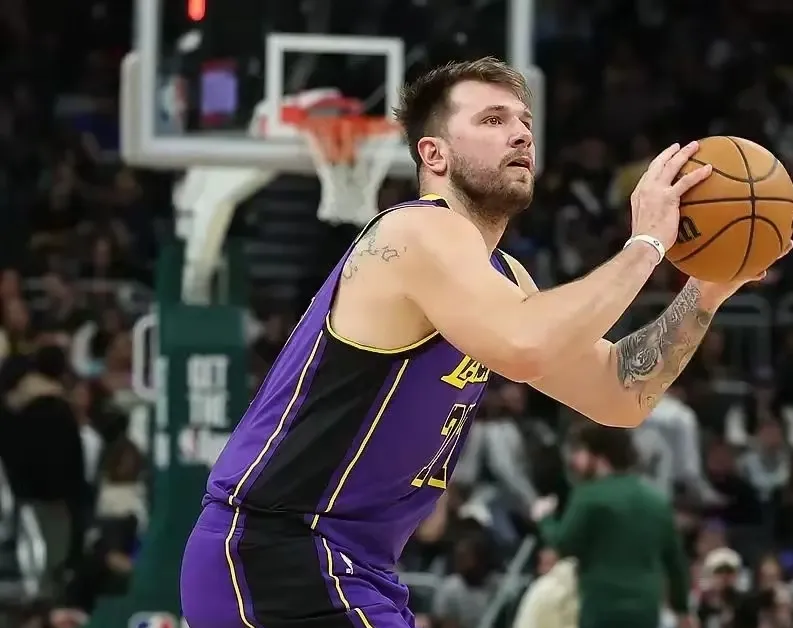 包含东契奇连续十五场比赛得分超过败北，湖人不断突破！比赛高潮迭起的词条-九游游戏中心官网